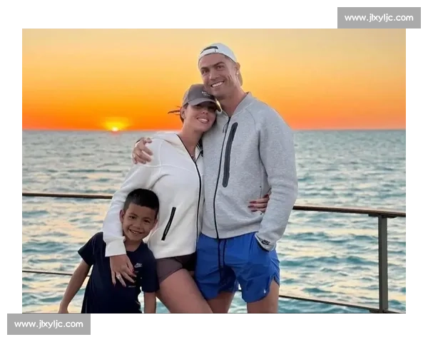 C 罗父亲节晒父子合照！迷你罗身高逼近父亲，黑指甲油细节引热议